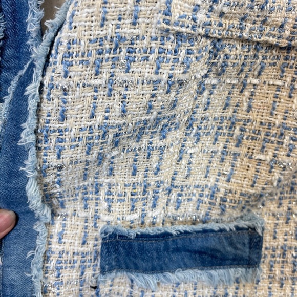 Chic Blue and White Tweed Blazer with Elegant Trim - Picture 5 of 6